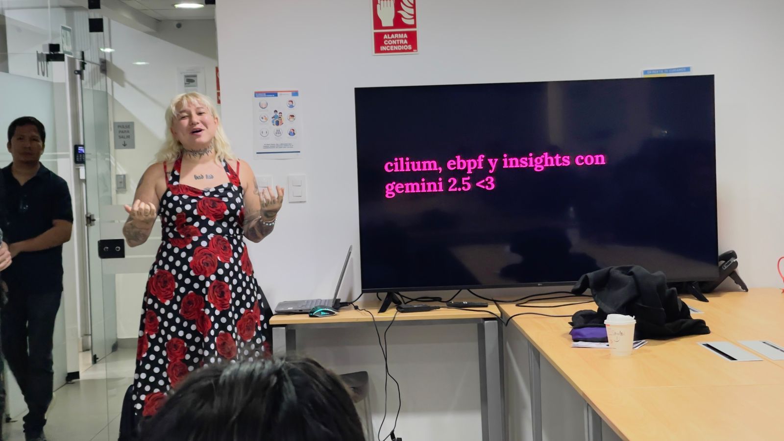 Cami Martins apresentando em evento